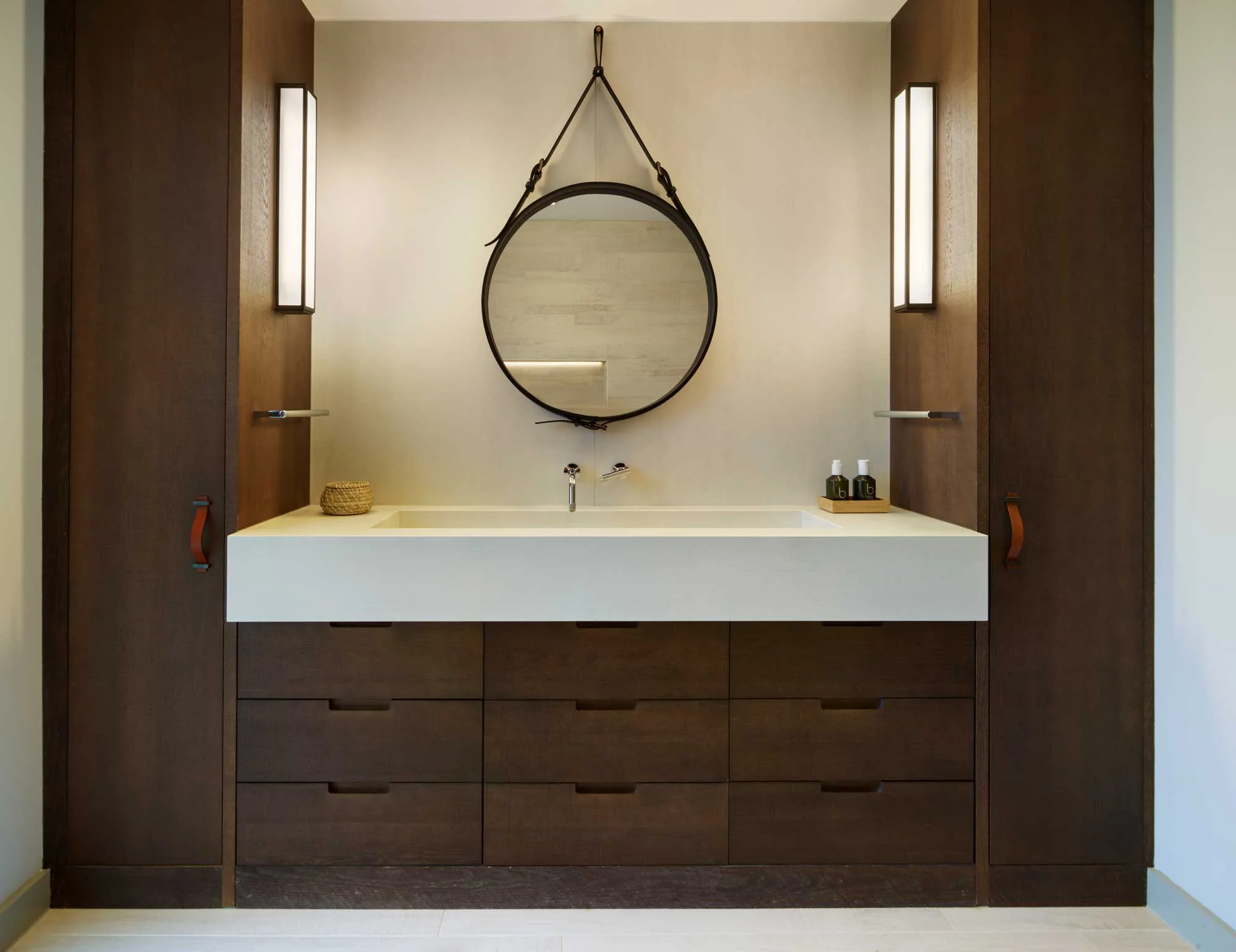 Poolhouse Lakes Bathroom 2 Lutron Lights