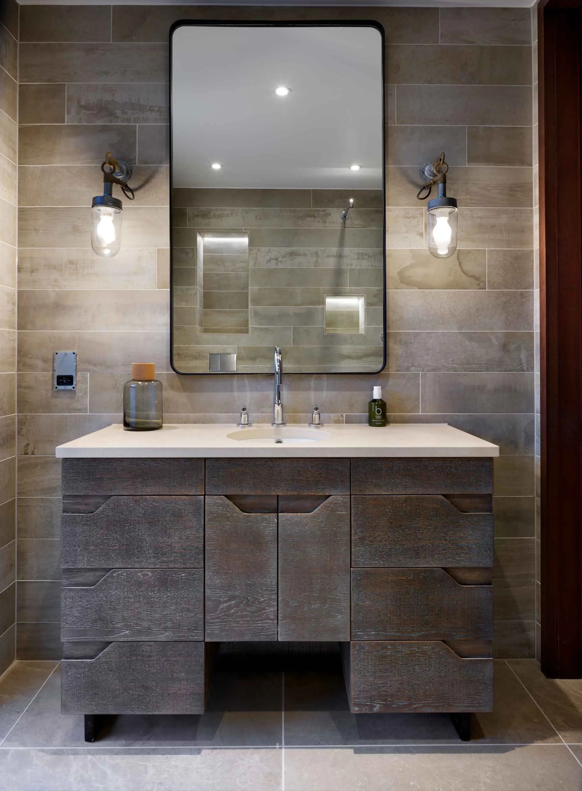 Poolhouse Lakes Bathroom Lutron Lights 1