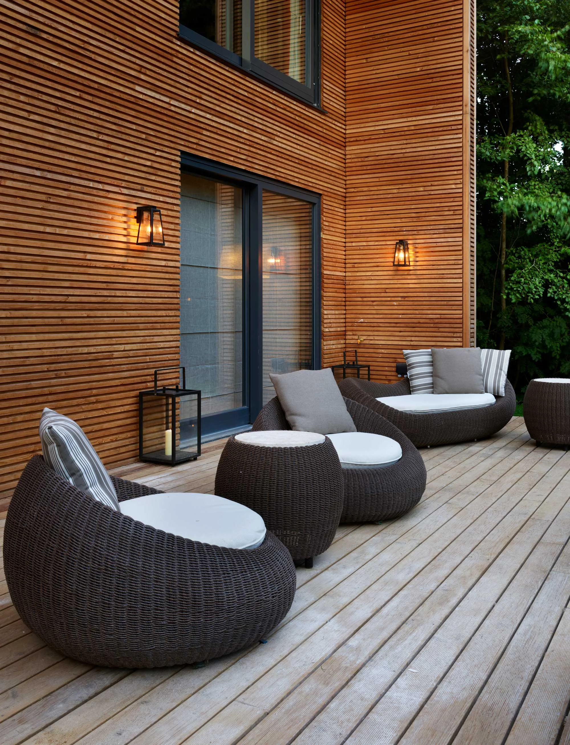 Poolhouse Lakes Decking 1 Lutron Lights
